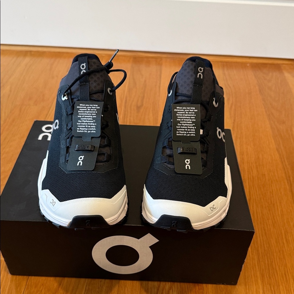 Men’s On Running Black and White Trail Runners 9.5